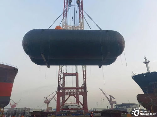 千鈞重器凌空起，江南造船再創世界紀錄——1400噸全球最大LNG儲罐成功吊裝